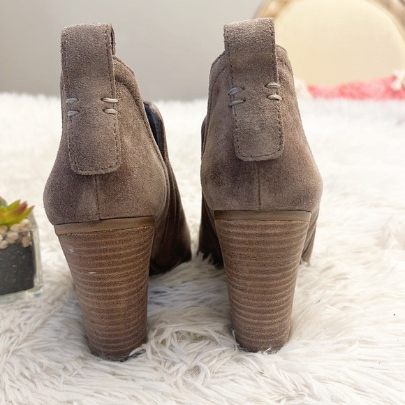 VINCE CAMUTO Francis Distressed Leather Ankle heel bootie women size 6.5 - Picture 6 of 9